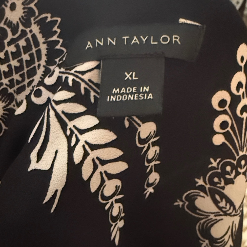 Ann Taylor Black & White Floral Sleeveless Blouse